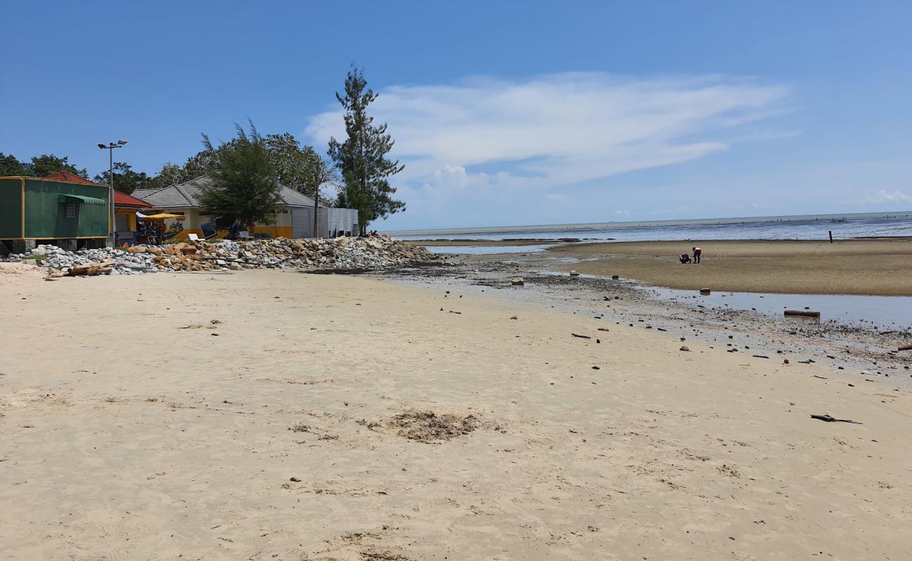 Photo de Kelanang Beach avec sable beige de surface