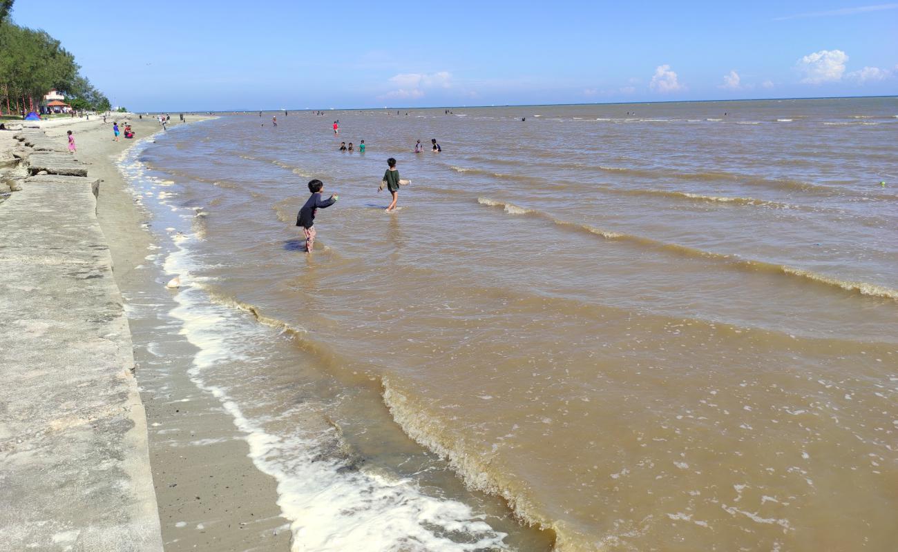 Photo de Bagan Lalang Sepang Beach avec sable lumineux de surface