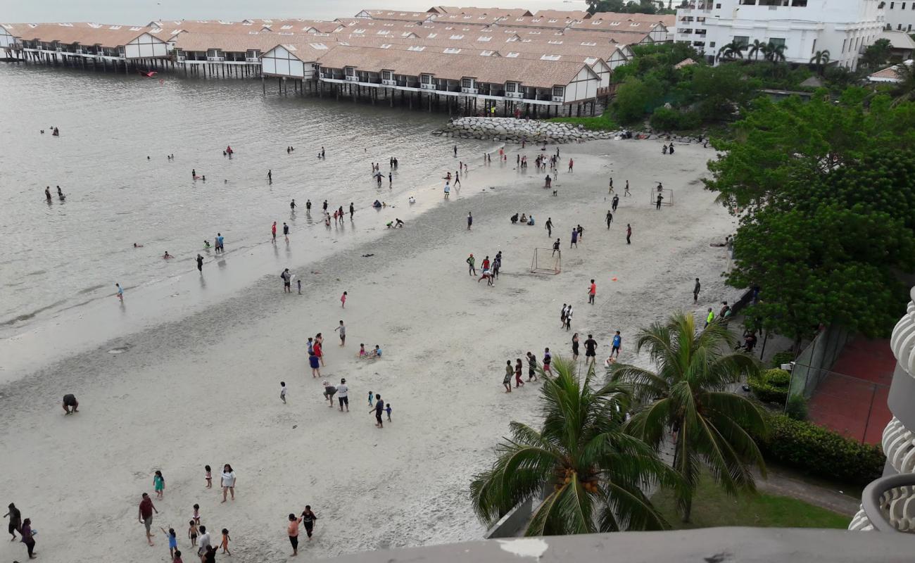 Photo de Tanjung Beach avec sable beige de surface