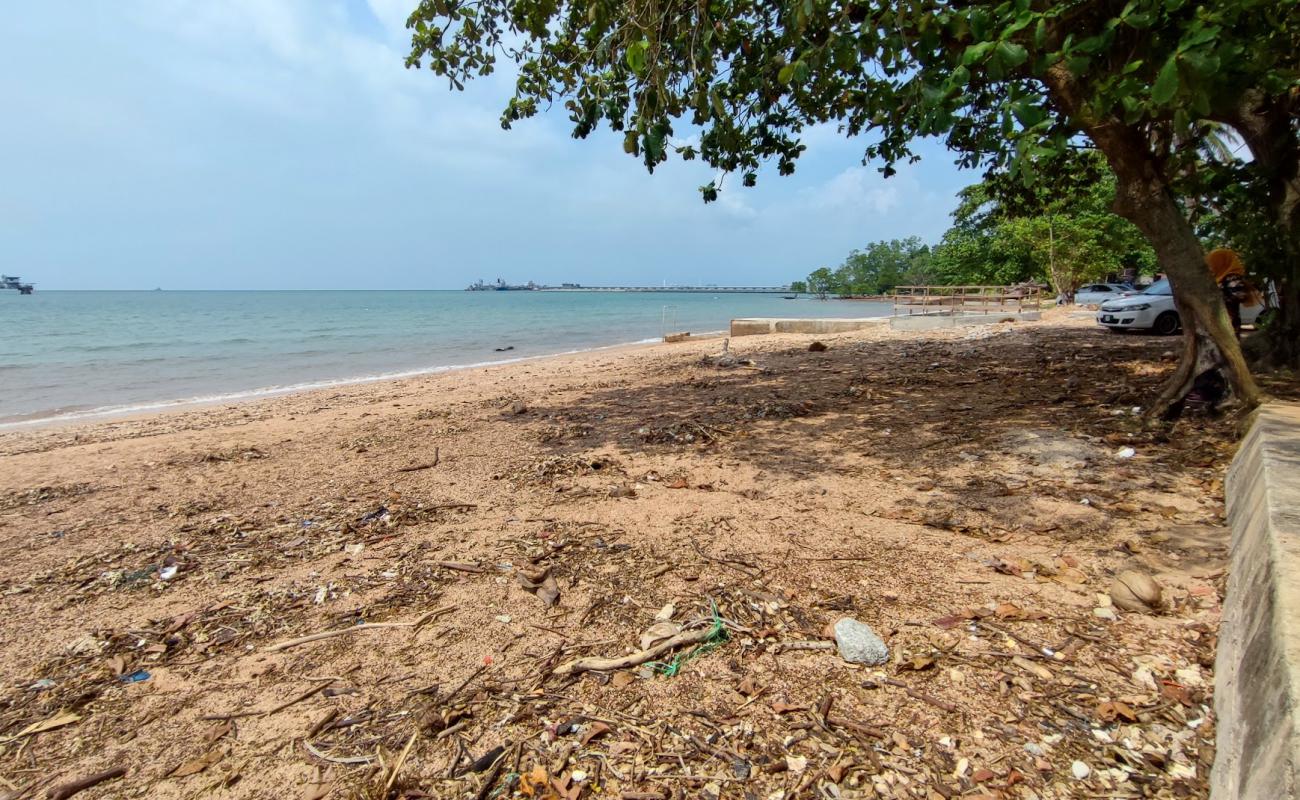 Photo de Bahasa Kapor Beach avec sable beige & pierres de surface