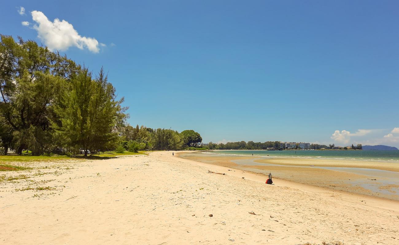 Photo de Cahaya beach avec sable lumineux de surface