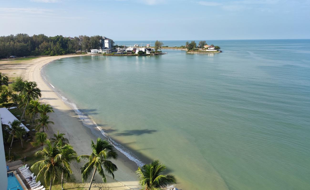 Photo de Port Dickson Public Beach avec sable lumineux de surface