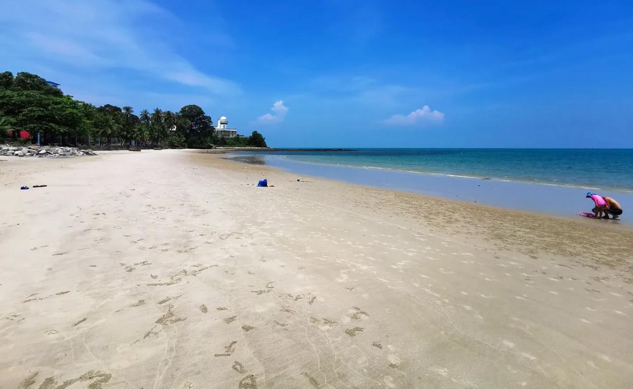 Photo de Port Dickson Beach avec sable fin et lumineux de surface