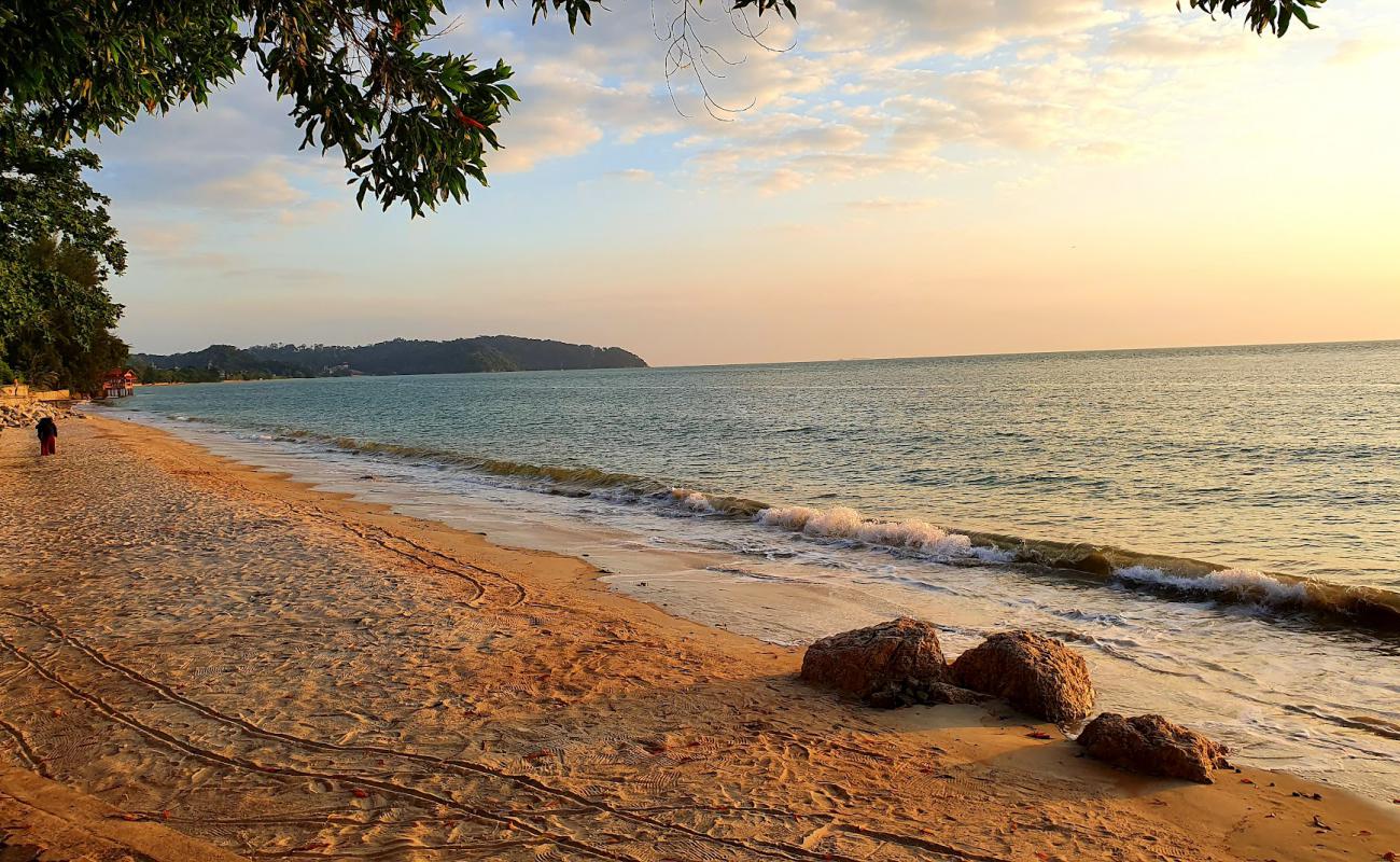 Photo de Purnama Beach avec sable lumineux de surface