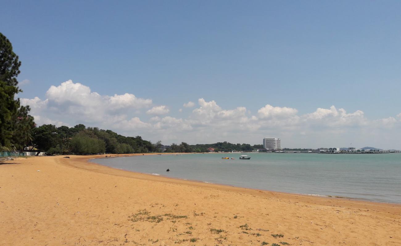 Photo de Cermin Beach avec sable lumineux de surface