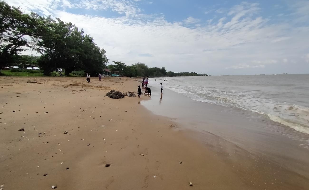 Photo de Malacca Beach avec sable lumineux de surface