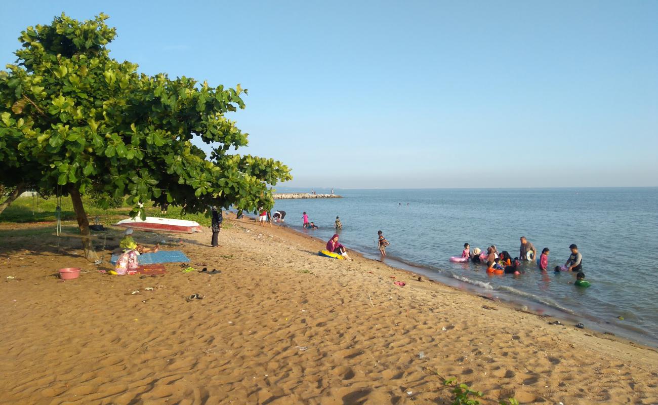 Photo de Kuala Sungai Baru Beach avec sable lumineux de surface