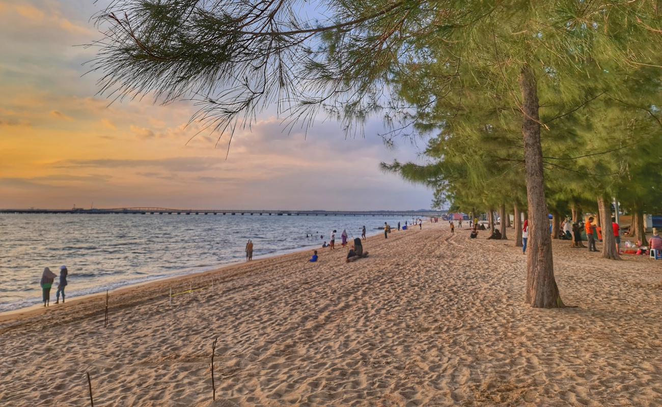 Photo de Puteri Beach avec sable lumineux de surface