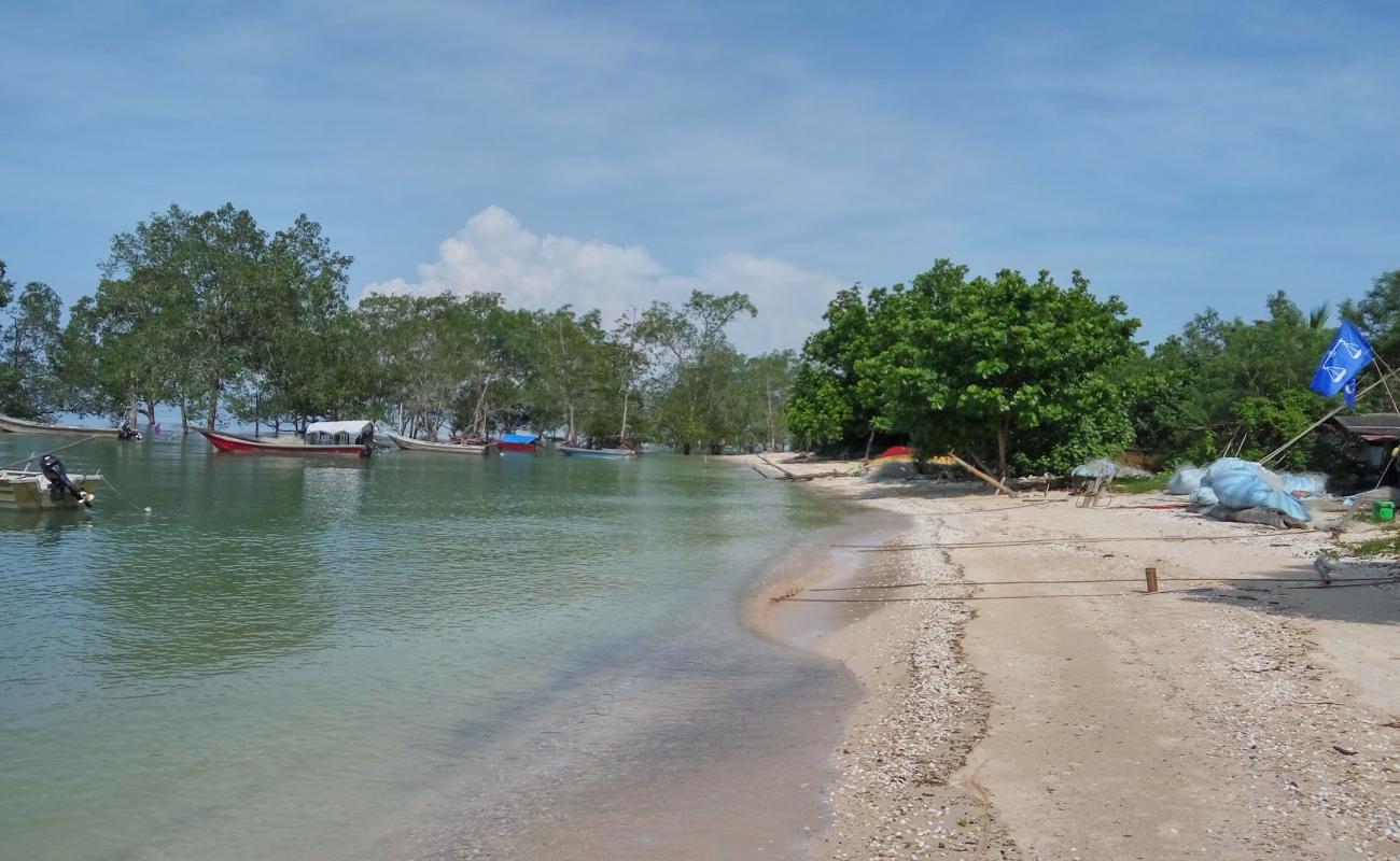 Photo de Terus Rekreasi Beach avec sable lumineux de surface