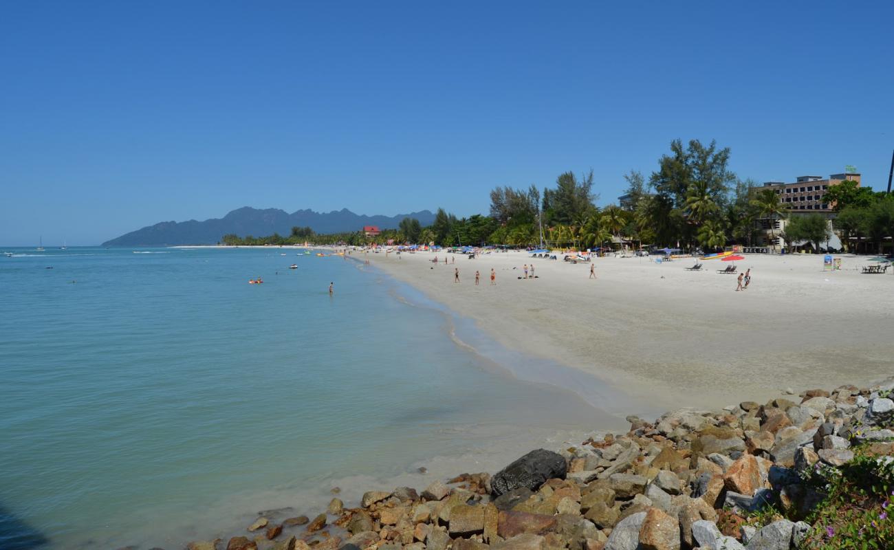 Photo de Plage de Cenang avec sable fin et lumineux de surface