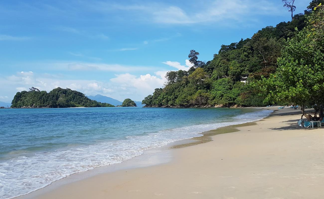 Photo de Datai Bay Beach avec sable fin et lumineux de surface