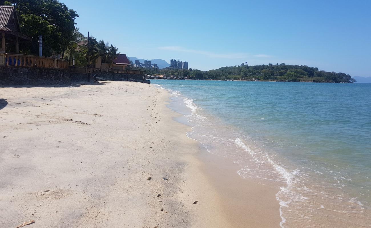 Photo de Teluk Yu Beach avec sable lumineux de surface