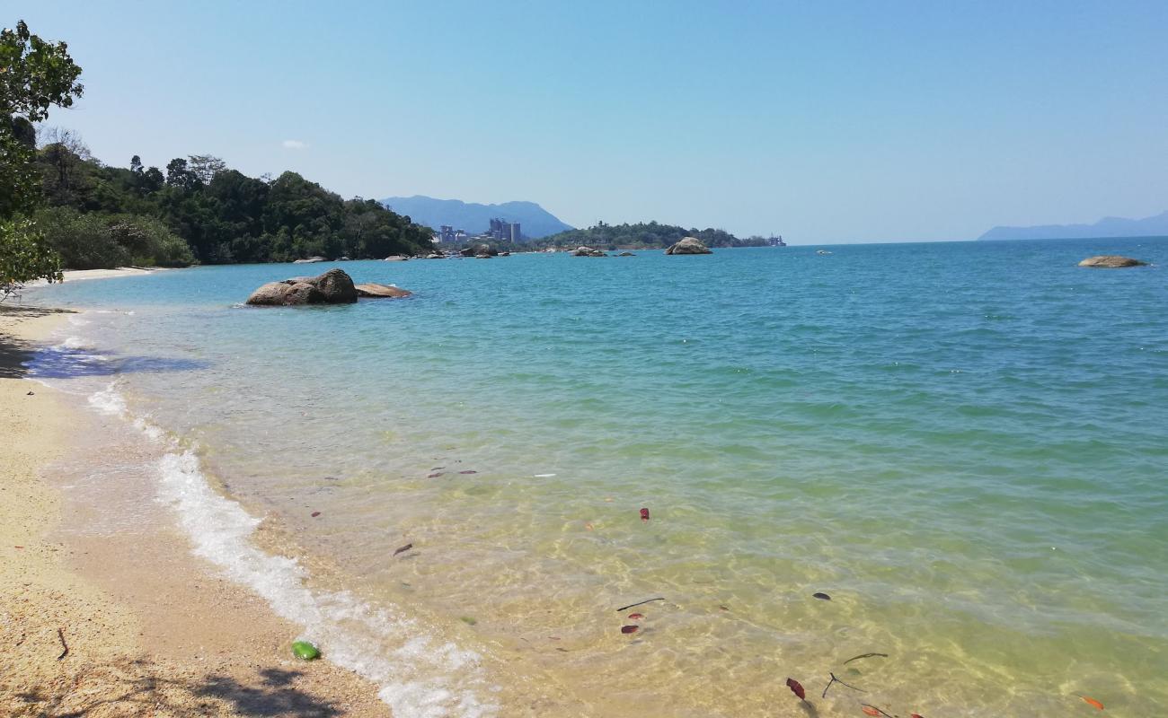 Photo de Pasir Hitam Beach avec sable lumineux de surface