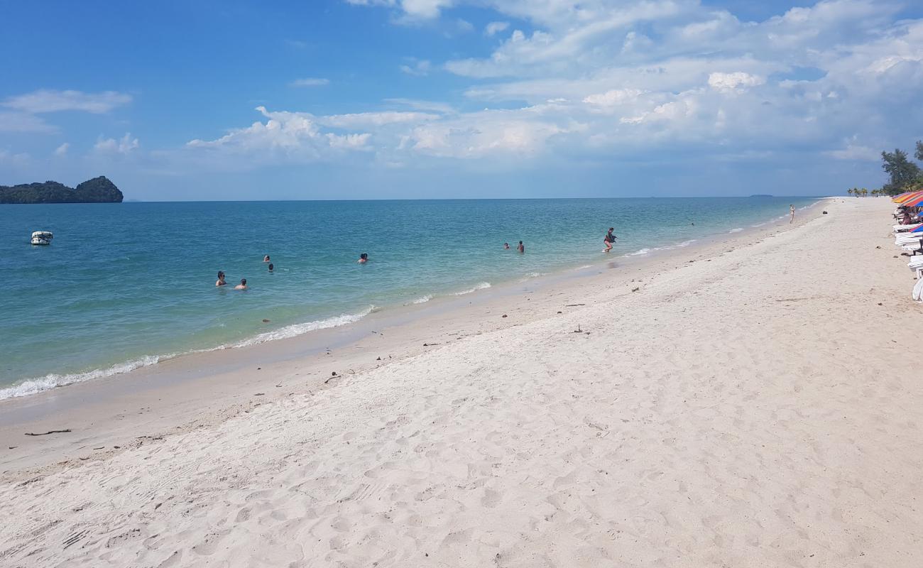 Photo de Rekreasi Kastam Beach avec sable lumineux de surface