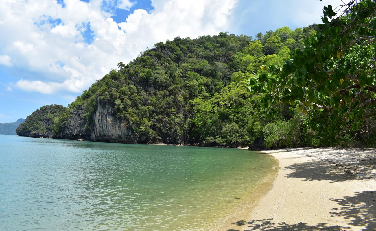 Photo de Cherita Cave Beach avec sable lumineux de surface