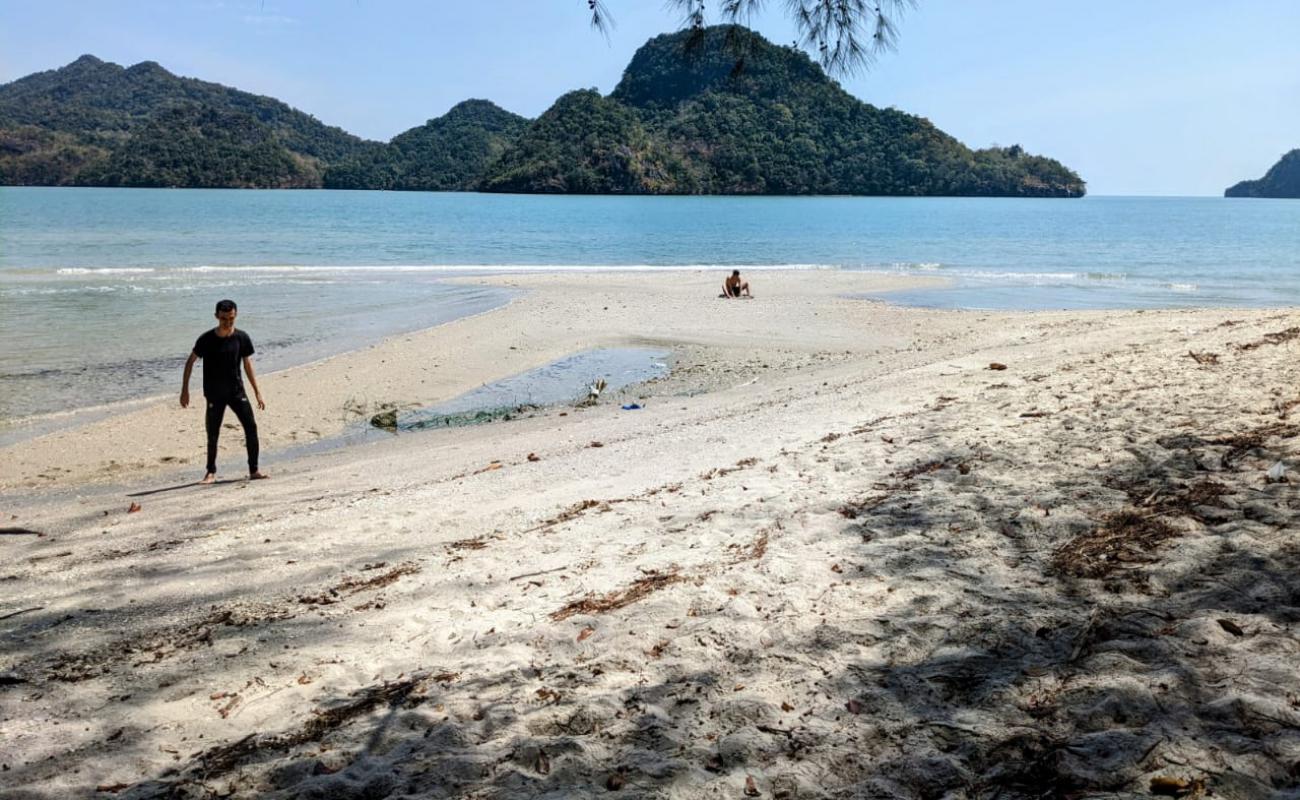 Photo de Selat Pancur Beach avec sable lumineux de surface