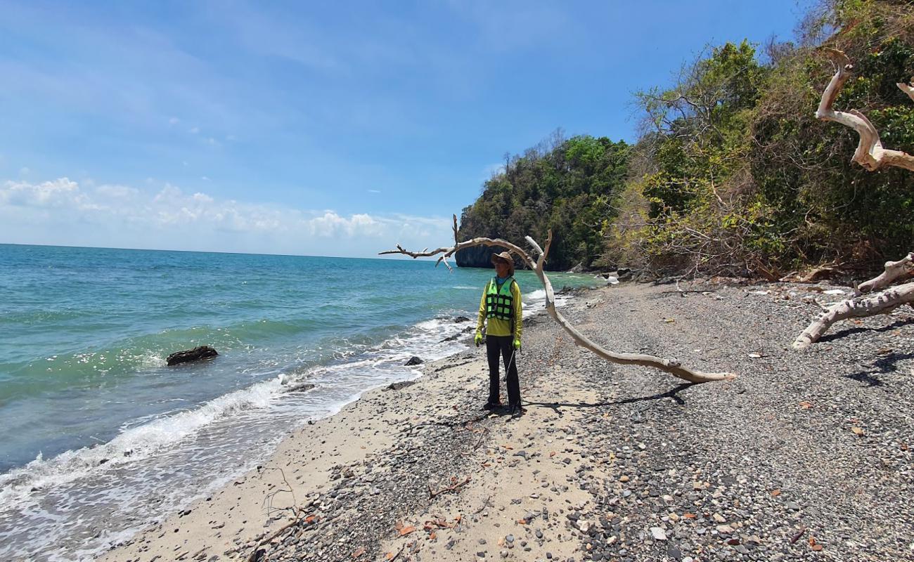 Photo de Black Sand Beach avec sable gris avec caillou de surface