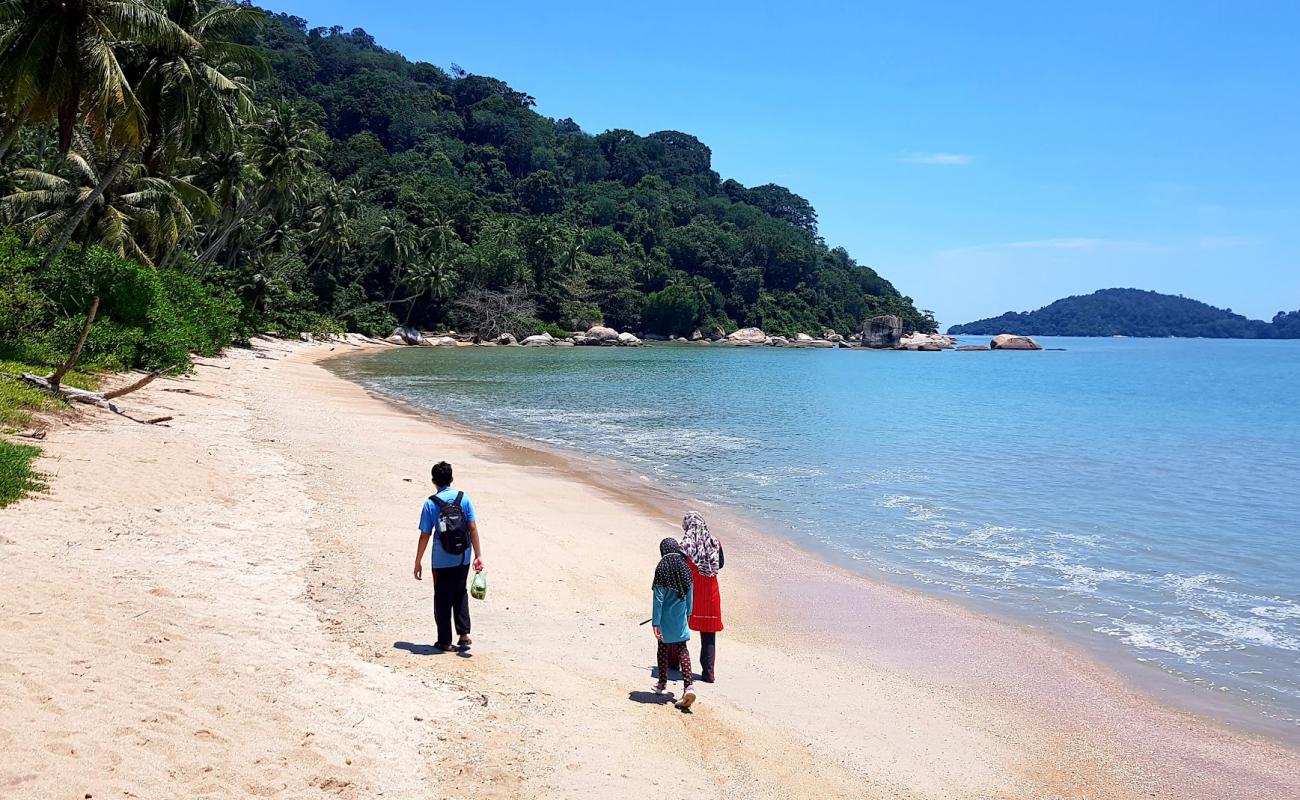 Photo de Esen Beach avec sable beige de surface