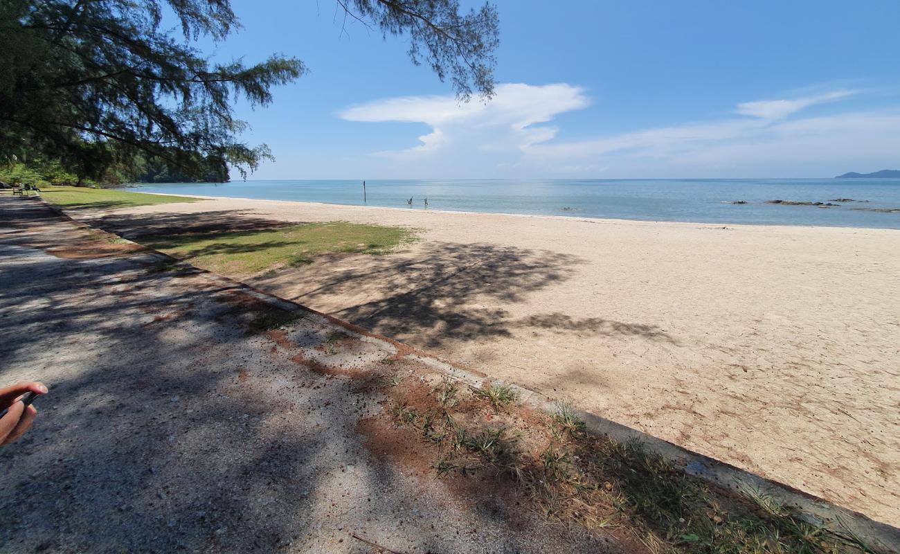 Photo de Teluk Bayu Beach avec sable beige de surface