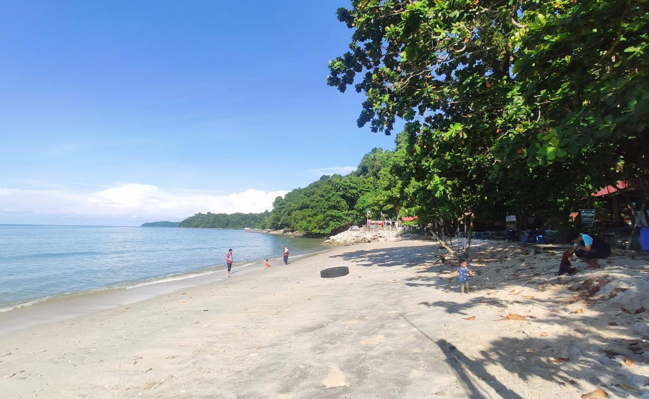 Photo de Ombak Damai Beach avec sable beige de surface
