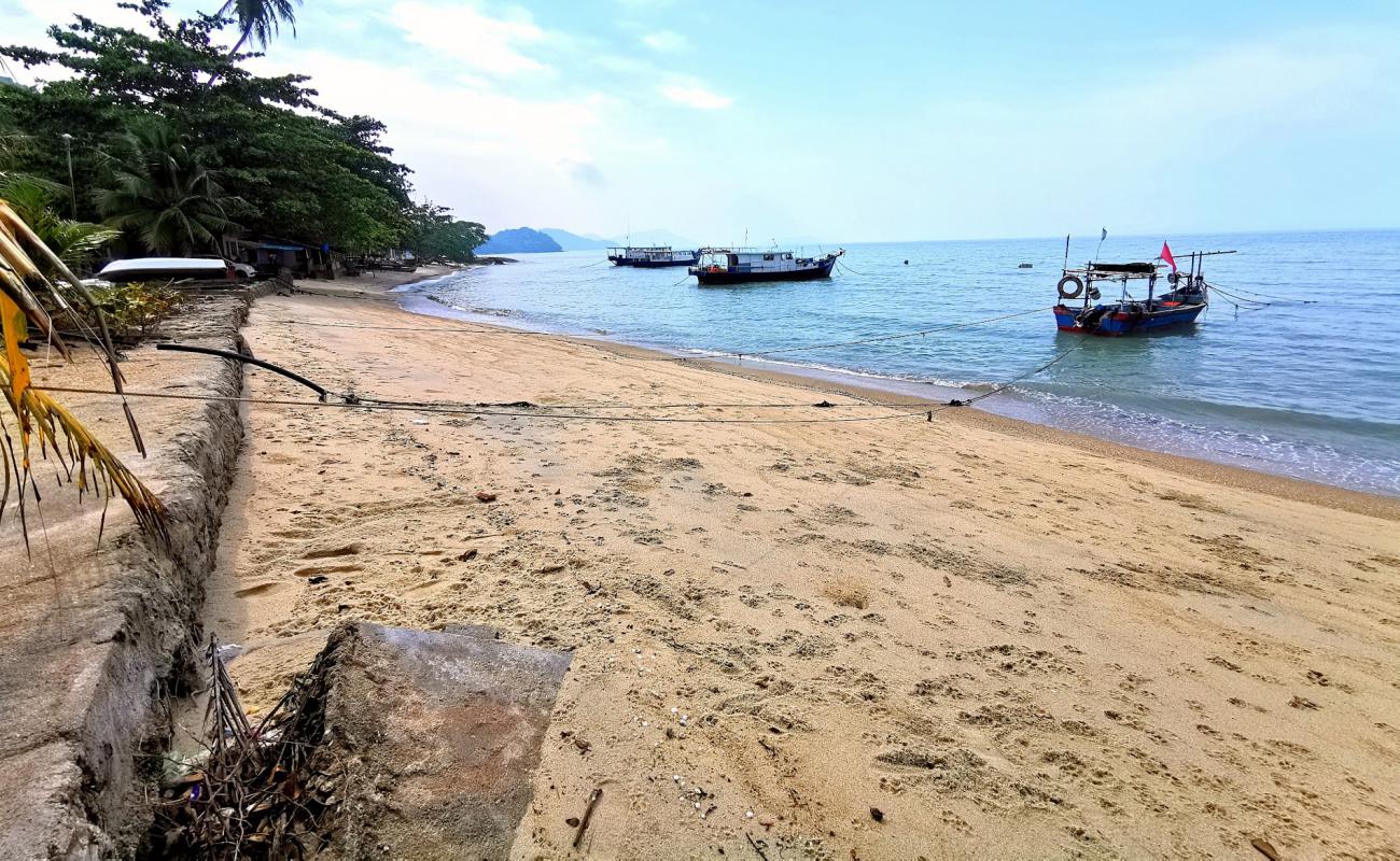 Photo de Tanjung Asam Beach avec sable beige de surface