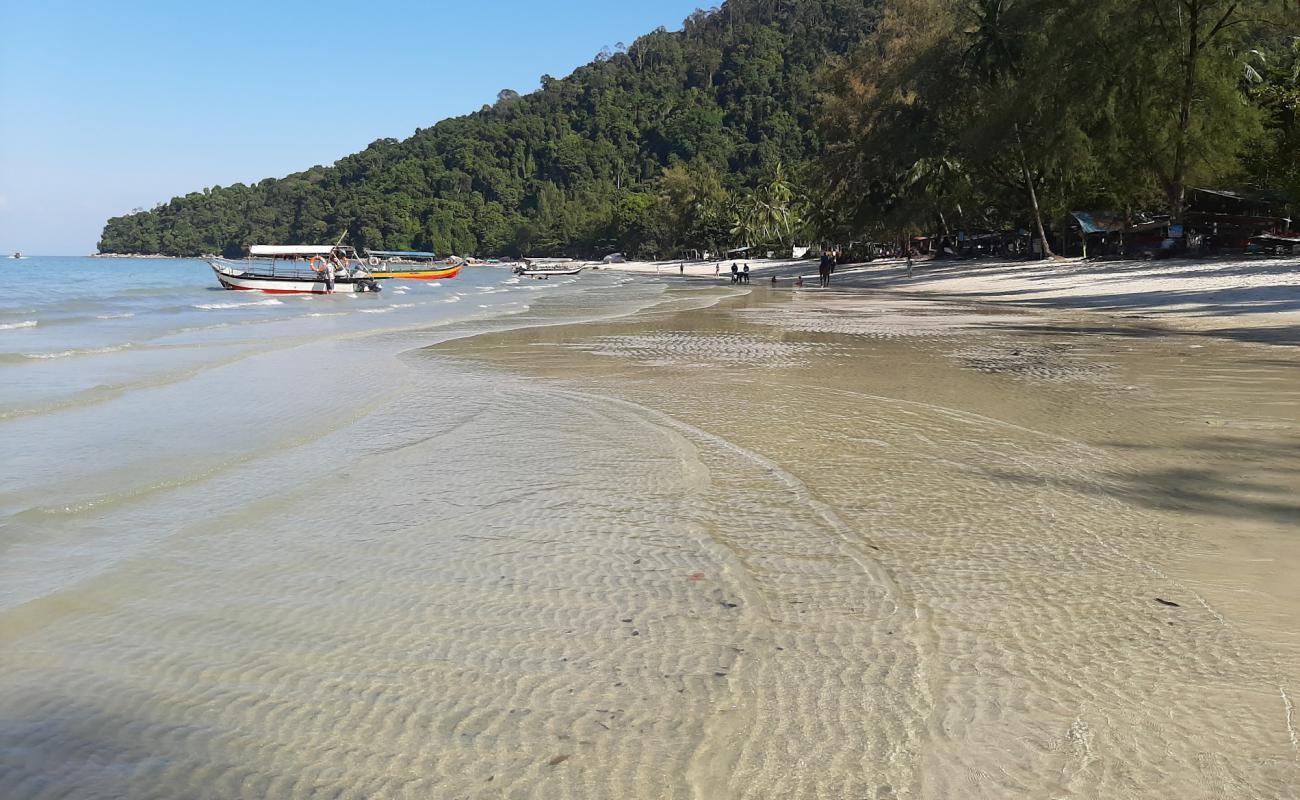 Photo de Monkey Beach avec sable lumineux de surface