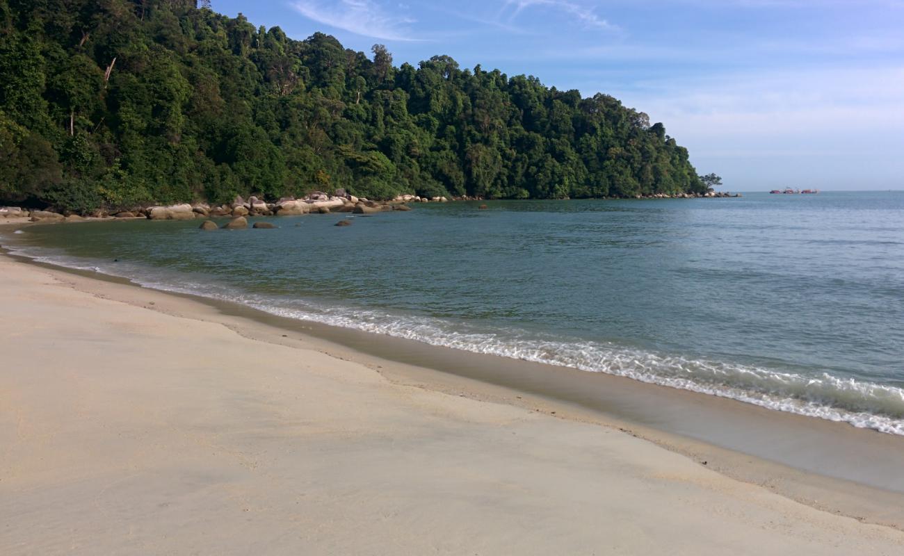 Photo de Teluk Ailing Beach avec sable beige de surface