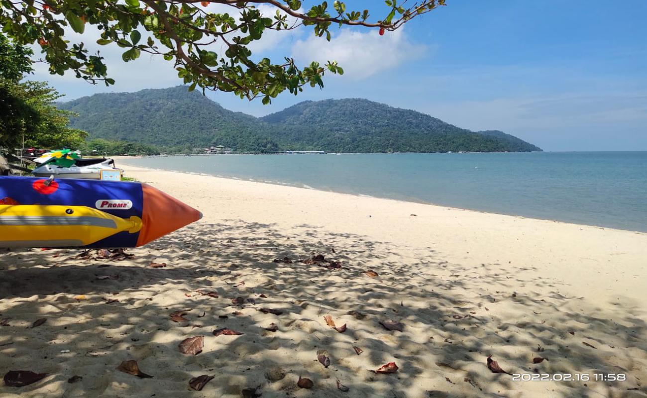 Photo de Teluk Bahang Beach avec sable lumineux de surface