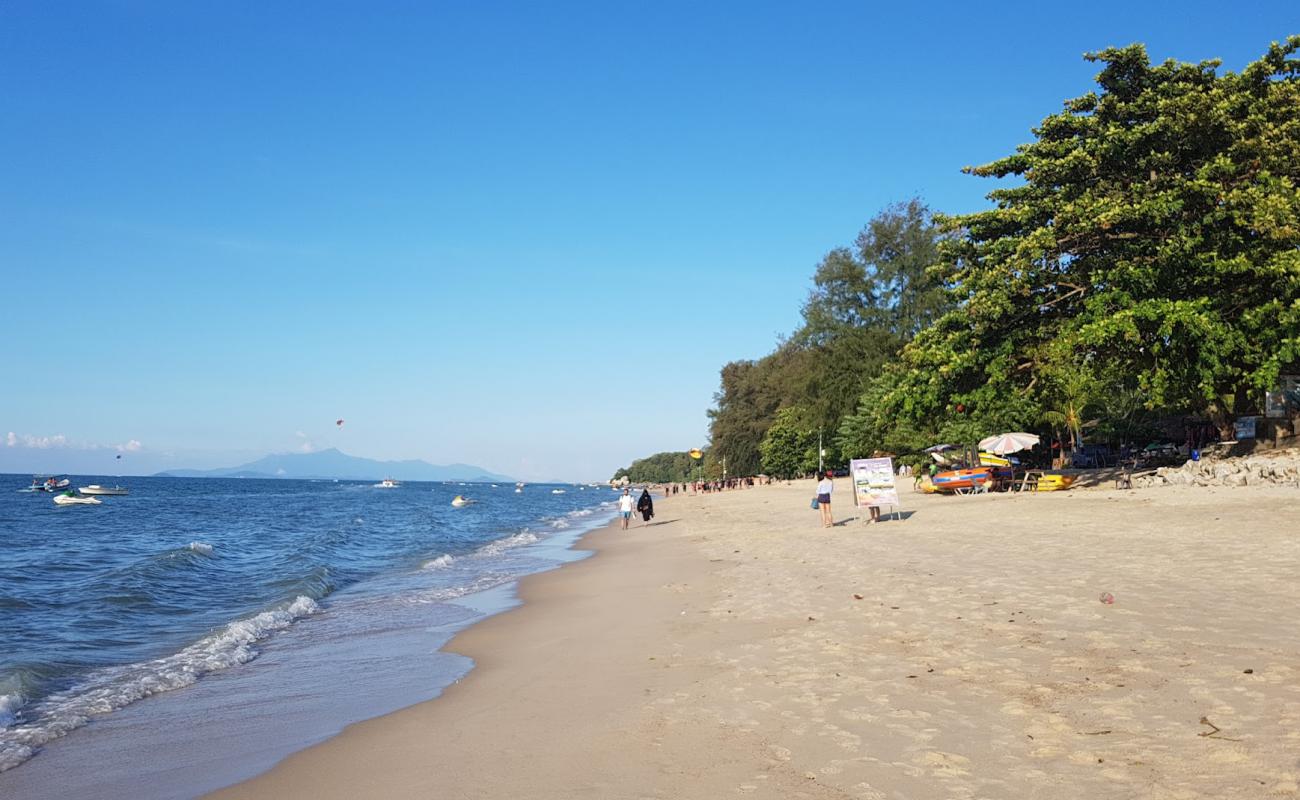 Photo de Batu Feringghi Beach avec sable beige de surface
