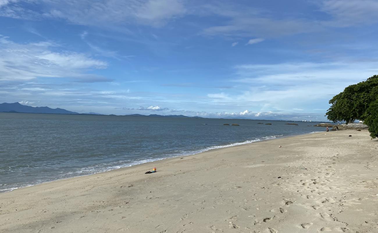 Photo de Tanjung Tokong Beach avec sable beige de surface