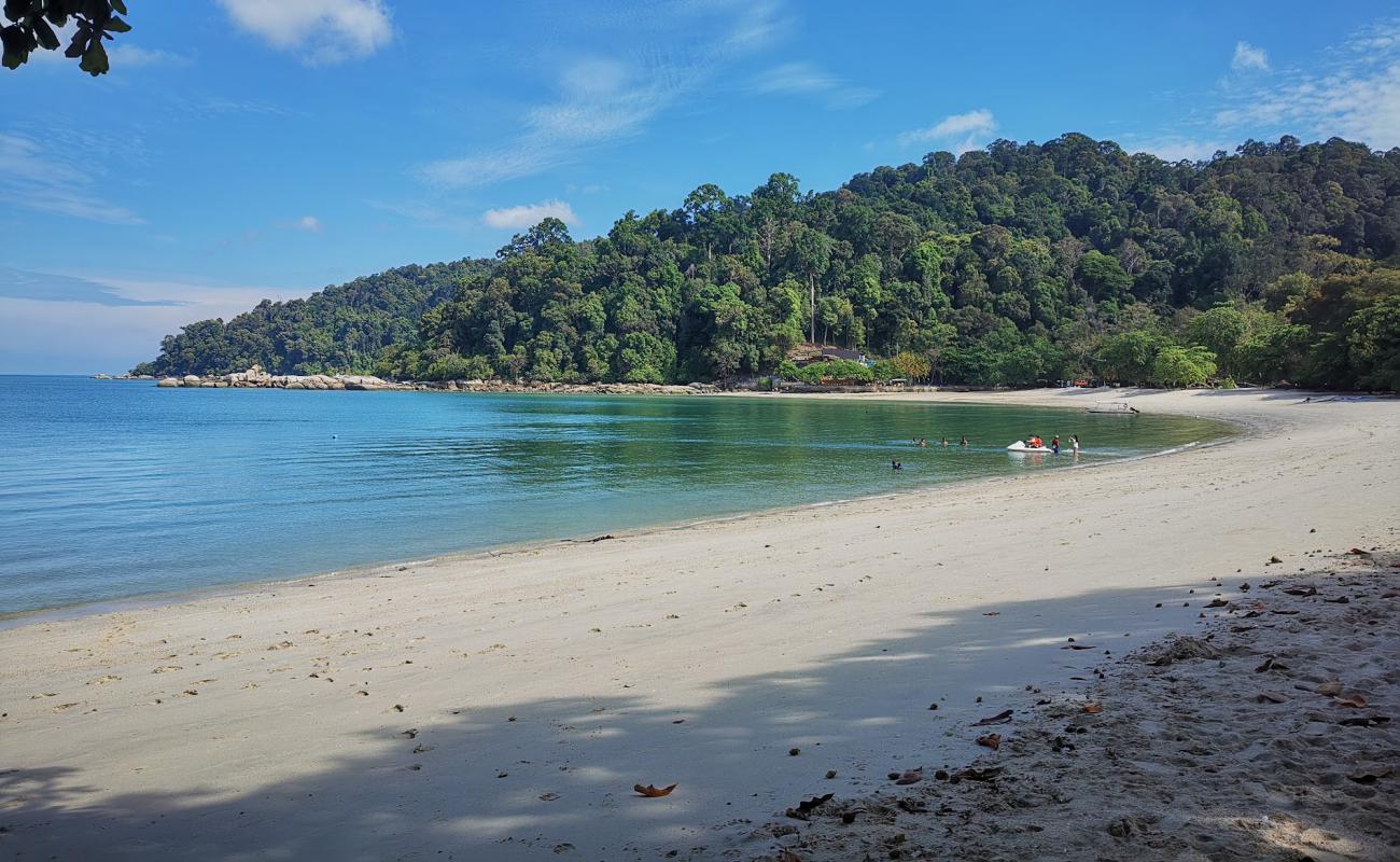 Photo de Teluk Nipah Coral Beach avec sable beige de surface