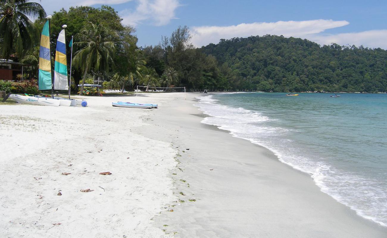 Photo de Teluk Belanga Beach avec sable lumineux de surface