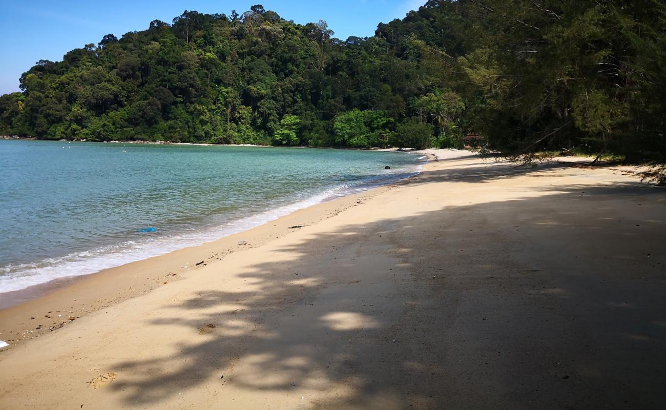 Photo de Teluk Dalam Beach avec sable beige de surface