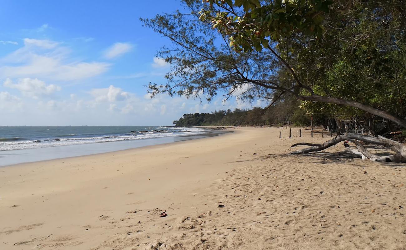 Photo de Batu Layar Beach avec sable beige de surface