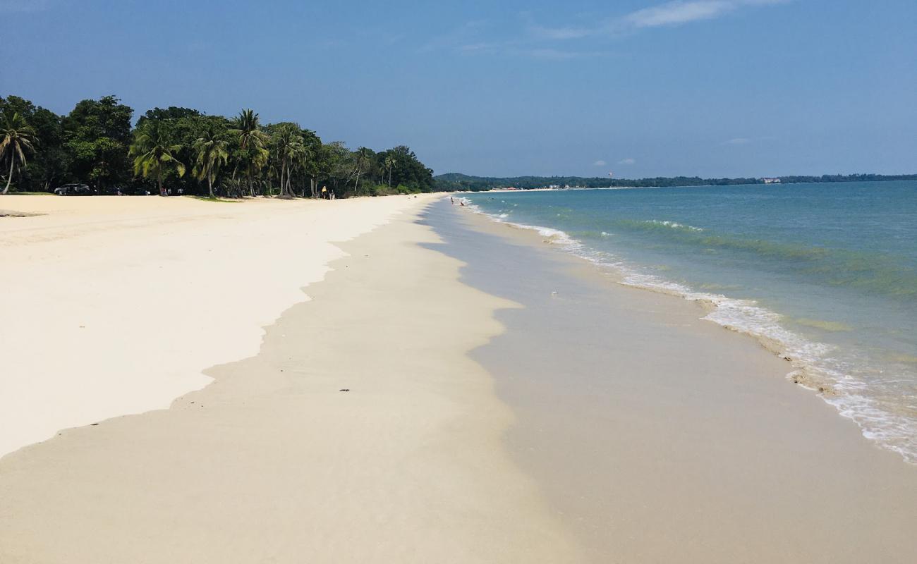 Photo de Desaru Beach avec sable lumineux de surface