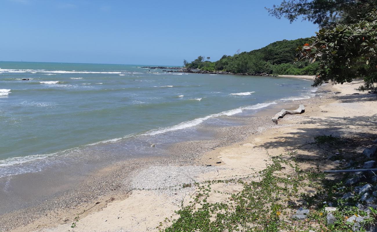 Photo de Tanjung Balau Jetty Beach avec sable brillant et rochers de surface