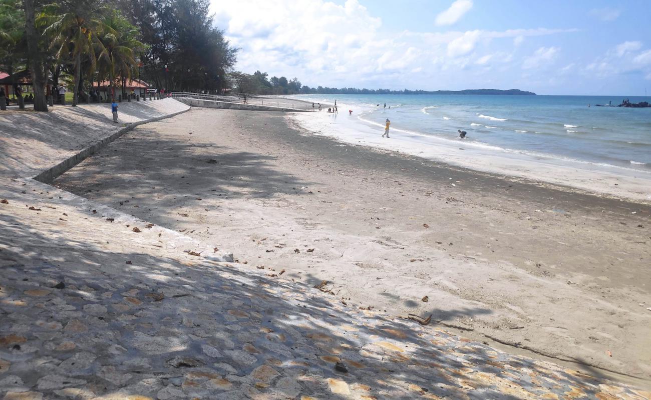 Photo de Tanjung Balau Beach avec sable gris de surface