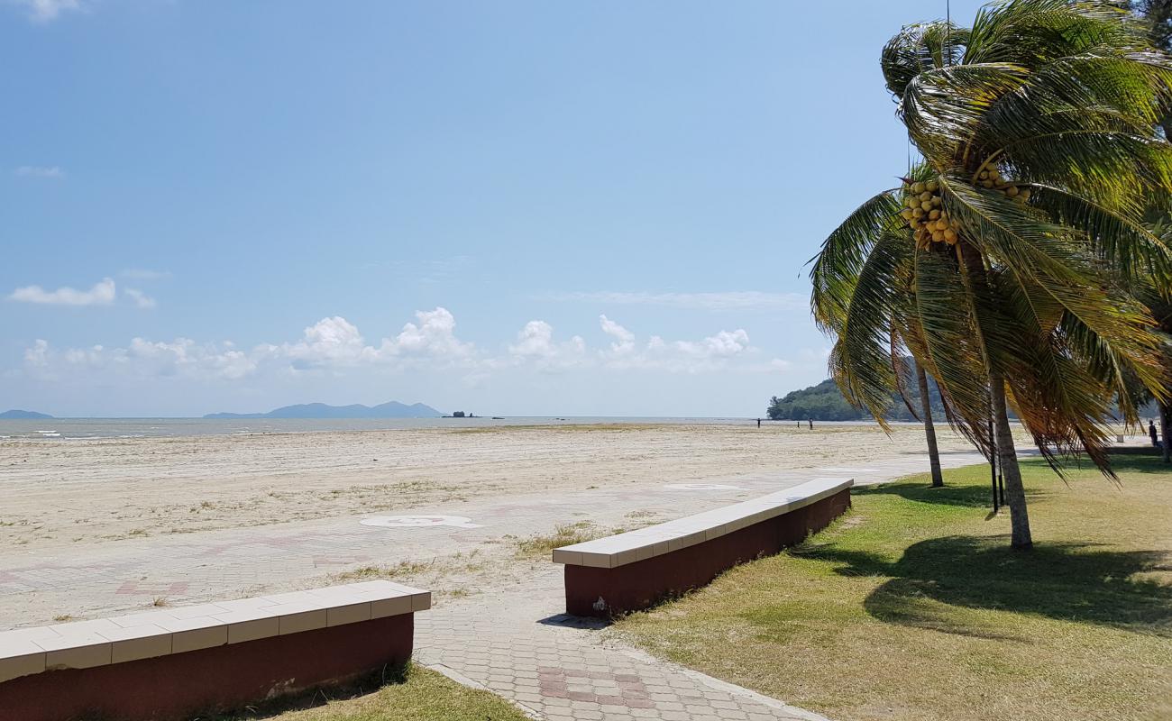 Photo de Bandar Mersing Beach avec sable gris de surface