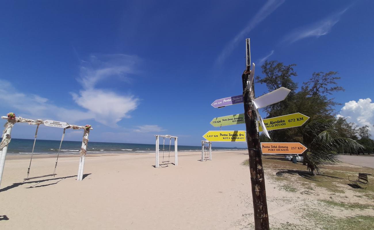 Photo de Hiburan Beach avec sable beige de surface