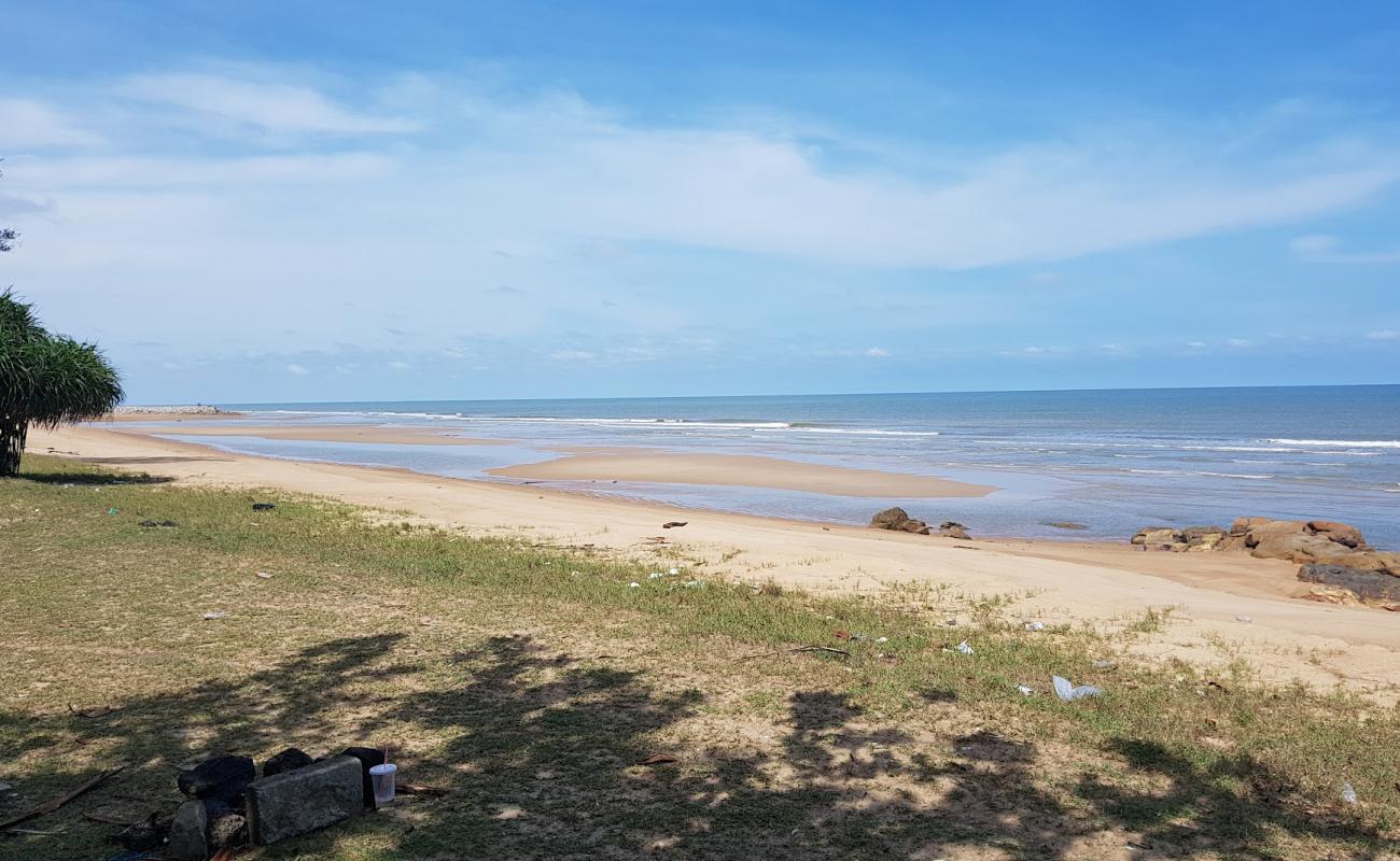 Photo de Tanjung Batu Beach avec sable beige de surface