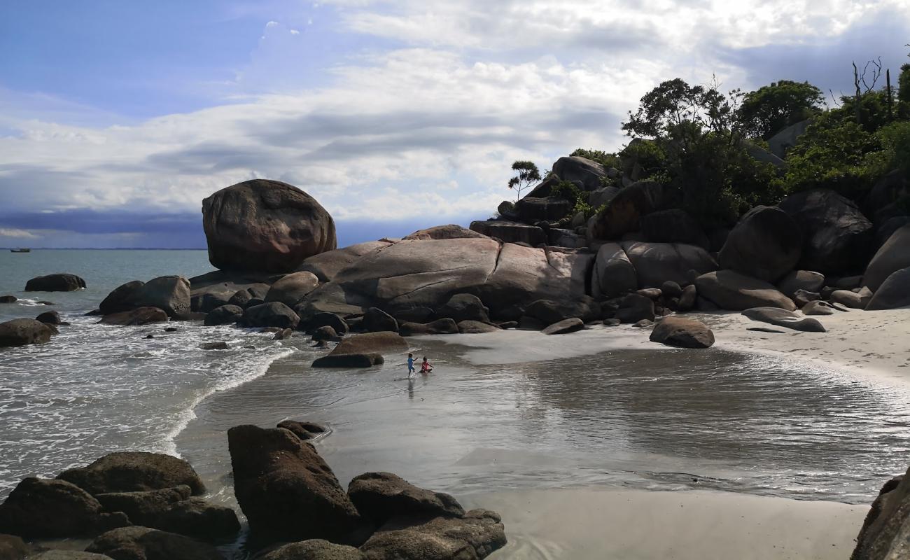 Photo de Tanjung Tembeling Beach avec sable beige de surface