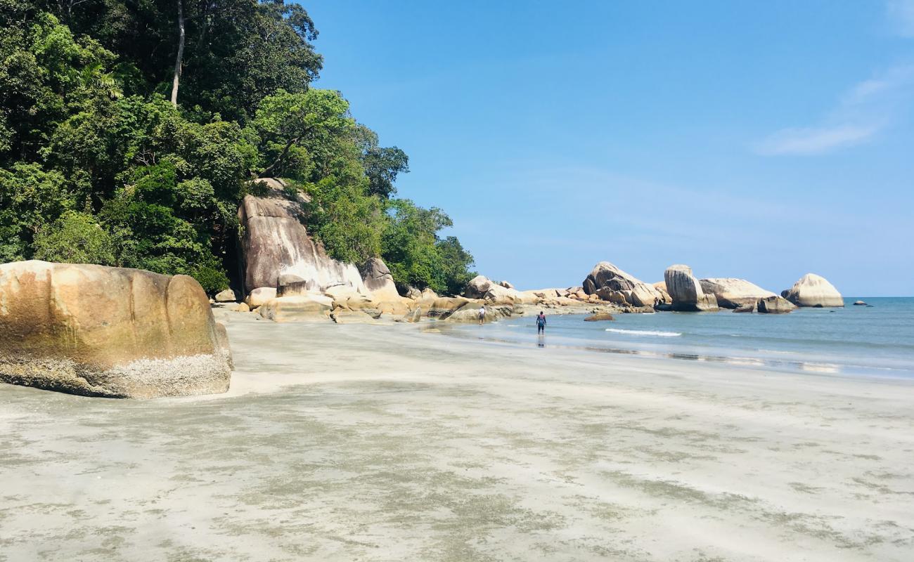 Photo de Teluk Tongkang Beach avec sable beige de surface