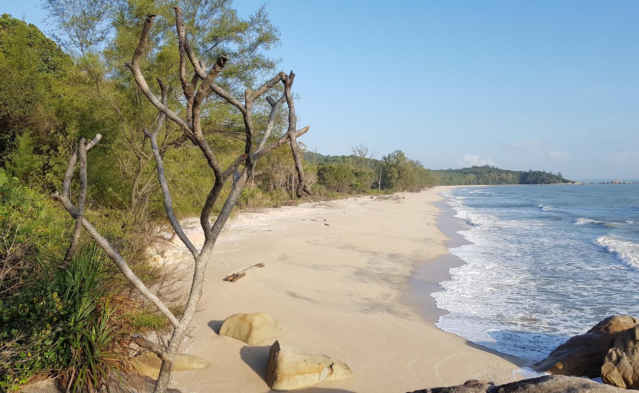 Photo de Pelindung Beach avec sable beige de surface