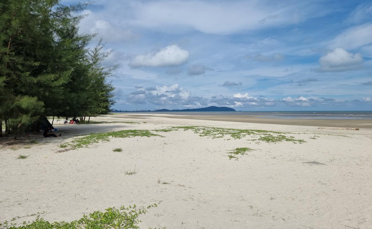 Photo de Balok Beach avec sable gris de surface