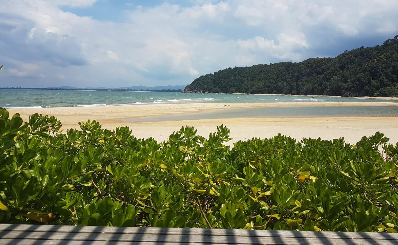 Photo de Cherating beach avec sable beige de surface