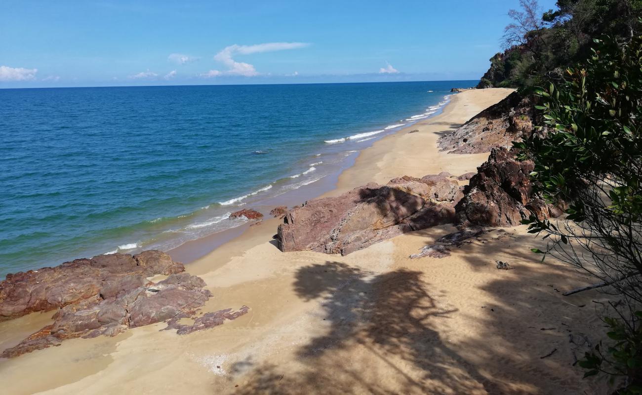 Photo de Teluk Mak Nik Beach avec sable beige de surface