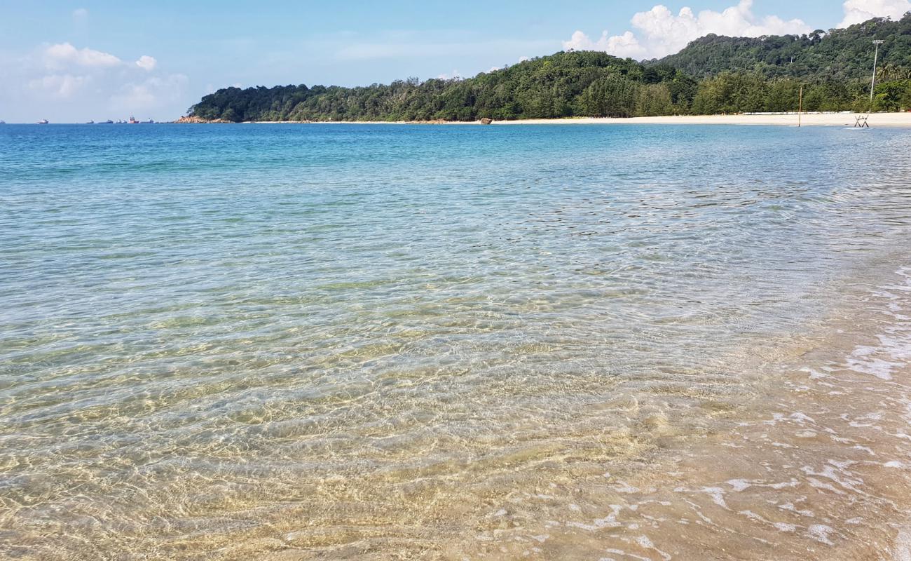 Photo de Teluk Kalong Beach avec sable beige de surface