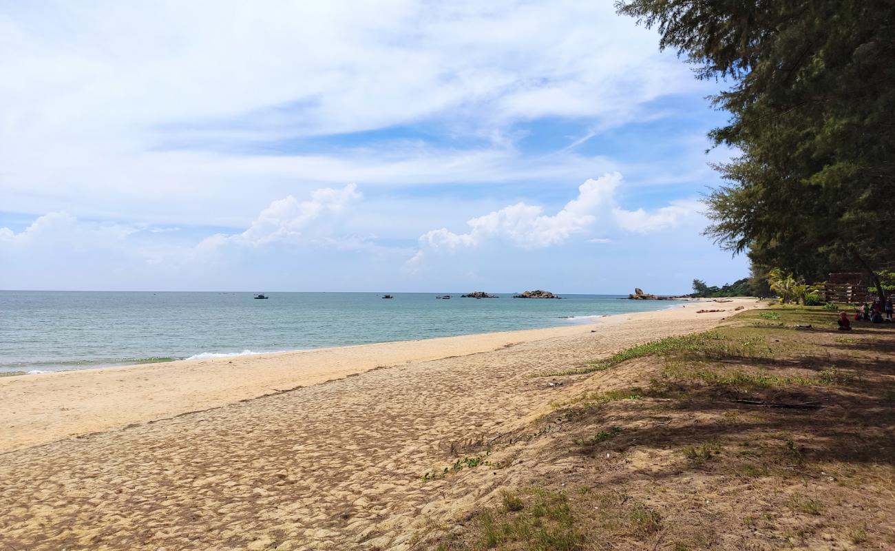 Photo de Kijal Penunjok Beach avec sable beige de surface