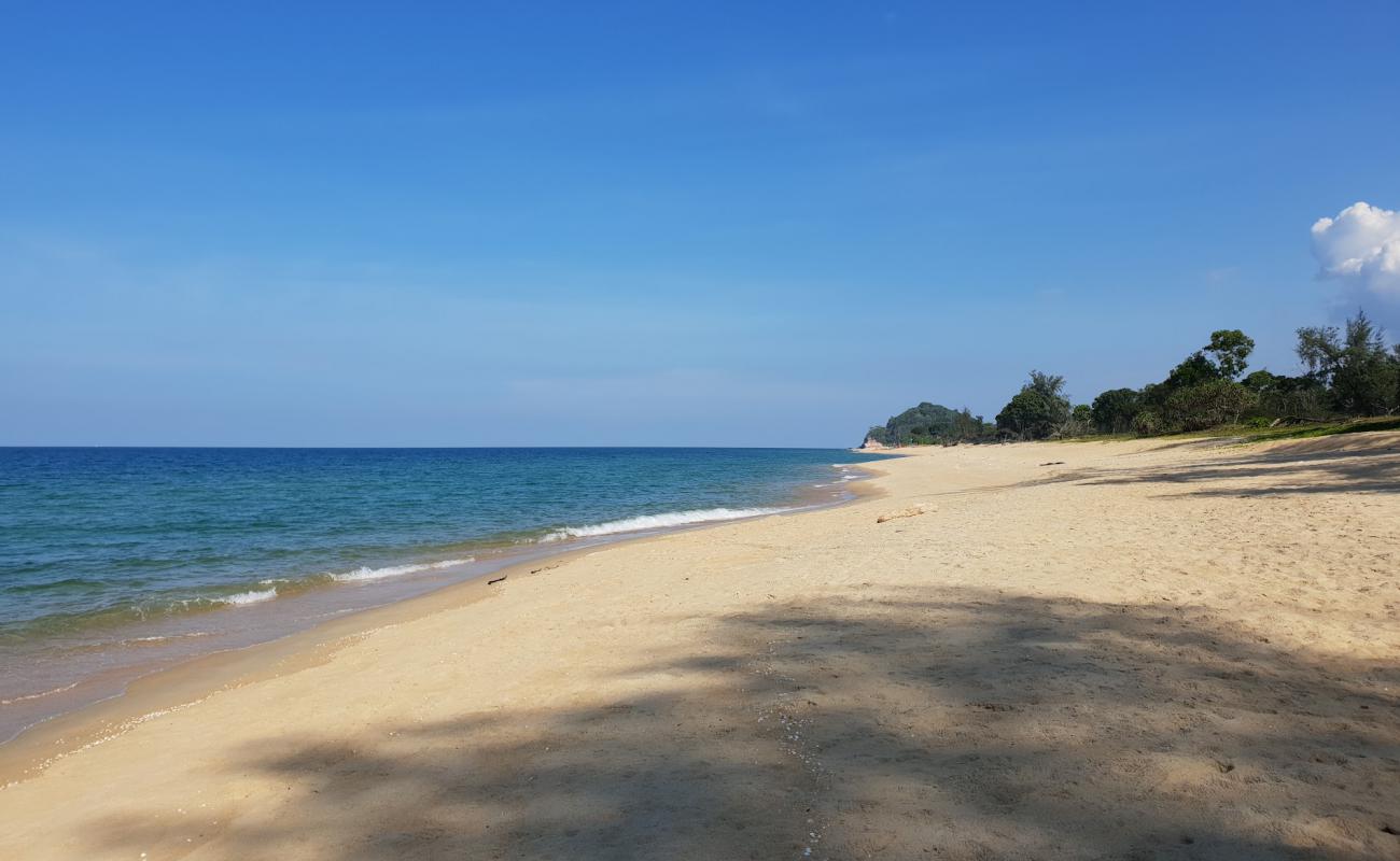 Photo de Telekom Kemasik Beach avec sable beige de surface