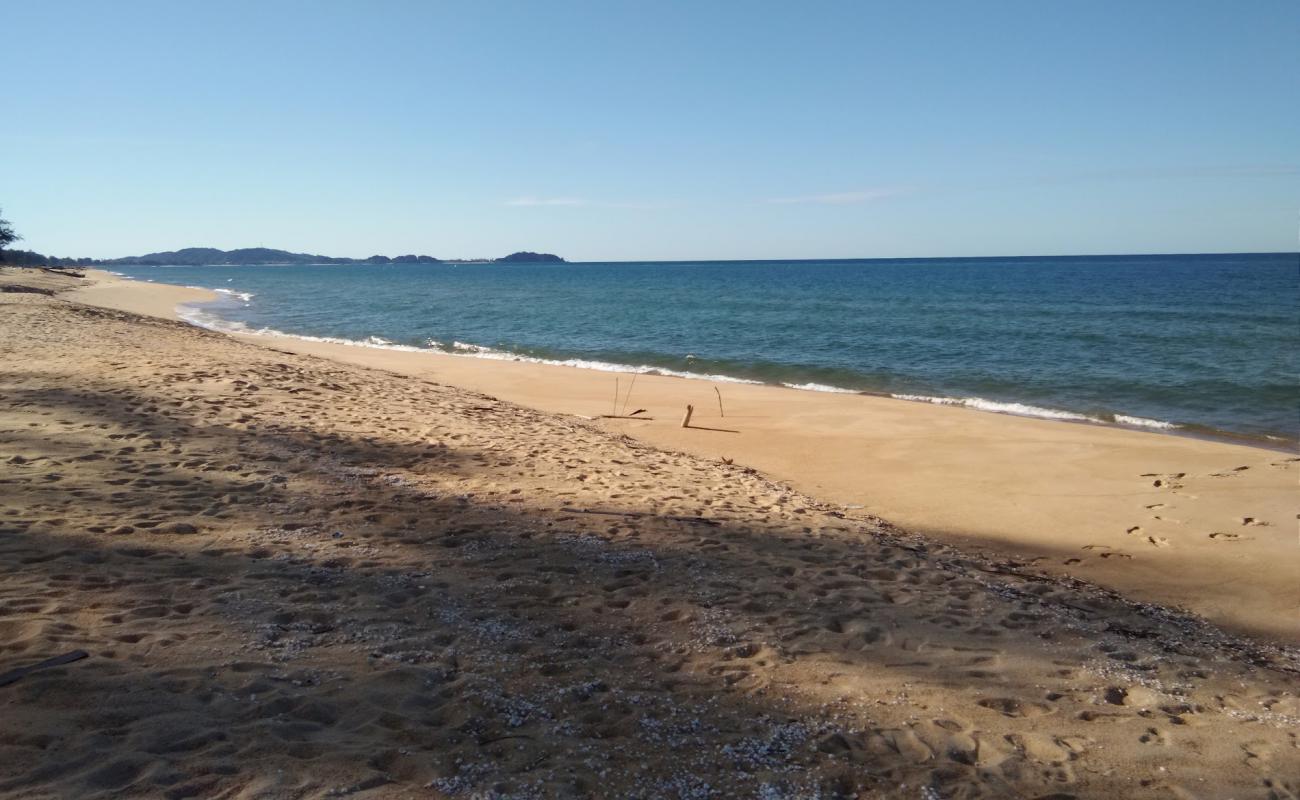 Photo de Sura Beach avec sable lumineux de surface